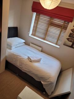 The Holbein Three bedroom home near tilgate park private parking and garden - Crawley - 2