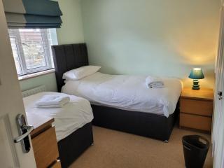 The Holbein Three bedroom home near tilgate park private parking and garden - Crawley - 3