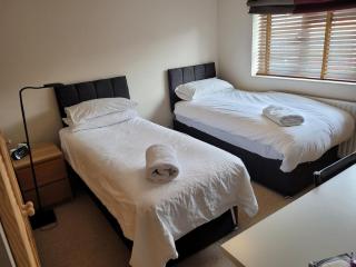 The Holbein Three bedroom home near tilgate park private parking and garden - Crawley - 6