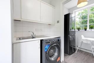 Elegant 5 Bedroom, 2 Bathroom Home at Marlow Hill - High Wycombe - 2