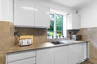 Elegant 5 Bedroom, 2 Bathroom Home at Marlow Hill - High Wycombe - 4