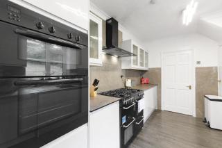 Elegant 5 Bedroom, 2 Bathroom Home at Marlow Hill - High Wycombe - 1