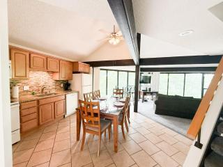 Treehouse Treetop Vllage57-3bed3bapools-8pp - Four Seasons - 1