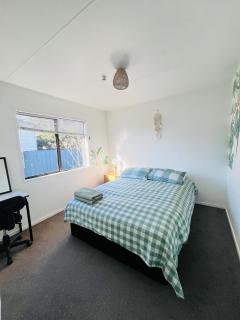 Private room in sunny Bayfair - Mount Maunganui - 0