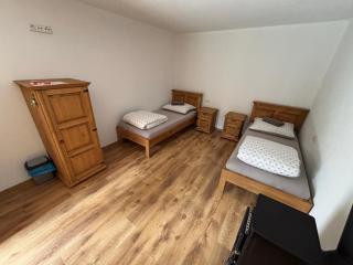 Na spoločnom dvore - - 2