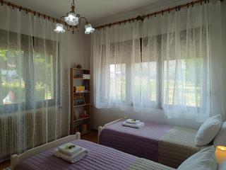 Cozy Garden House - 1