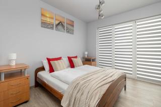 White Apartment with Balcony Near Centre of Świnoujscie by Noclegi Renters - 0