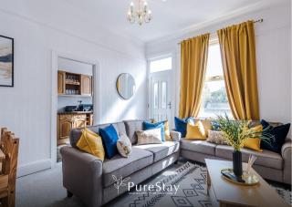 Beautiful Contractor House - Business Only- 5BR - 10 Actual Beds By PureStay - Pontefract - 0