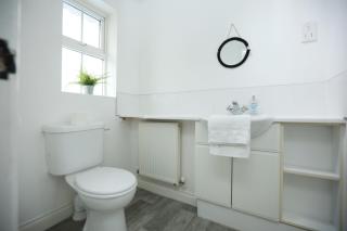 Milestone House By N And N Stays, Contractor Friendly, 6 Bed house, Sleeps 10, Private Parking, WIFI - Cardiff - 8