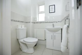 Milestone House By N And N Stays, Contractor Friendly, 6 Bed house, Sleeps 10, Private Parking, WIFI - Cardiff - 7