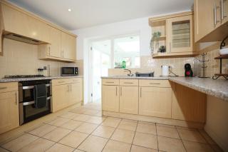 Milestone House By N And N Stays, Contractor Friendly, 6 Bed house, Sleeps 10, Private Parking, WIFI - Cardiff - 3