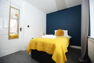 Milestone House By N And N Stays, Contractor Friendly, 6 Bed house, Sleeps 10, Private Parking, WIFI - Cardiff - 1