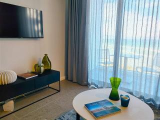 Wavescapes Chic Seaside Stay - 1