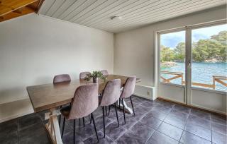 Cozy Home In Lepsøy With House Sea View - Lepsøy - 5
