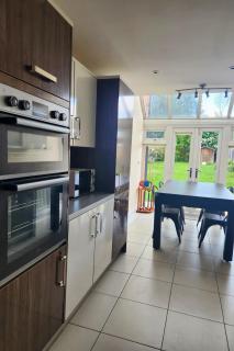 Lovely 5 bedroom House with Parking in Aylesbury - Aylesbury - 2