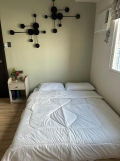 2 Bedroom, Stunning Sunrise View, 65 inch Samsung Smart QLED TV, HBO Max and Amazon Prime Video Max 5 Adult and 2 kids - Manila - 4