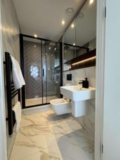 Private Luxury 2-Bed High-Rise Flat with Gym, Parking - Manchester - 3