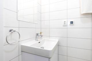 ALURE RESIDENCES 12 & 24h self check-in & private parking next to the apartment building included, CITY CENTER right on SNP Square in a quiet passage, new building, best deal in town - Banská Bystrica - 2