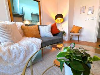 Luxury 2 Bed Apt, Sleeps 4, Secure PRKG-1 Car, Ascot Racecourse 5min walk, Legoland & Lapland 8mins, Windsor 15mins - 1