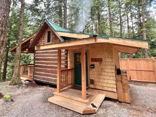 Bigfoots Bungalow with Fire Pit Woodstove and Large Deck - Qualicum Beach - 0