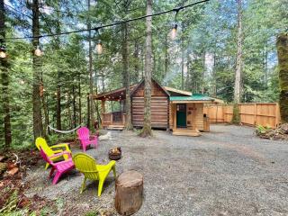 Bigfoots Bungalow with Fire Pit Woodstove and Large Deck - Qualicum Beach - 9