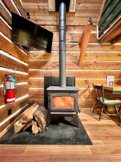 Bigfoots Bungalow with Fire Pit Woodstove and Large Deck - Qualicum Beach - 6