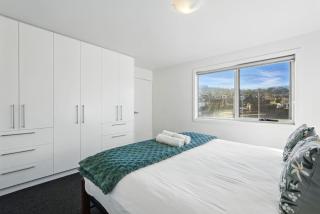 Spacious Modern Home - Lindisfarne - 1