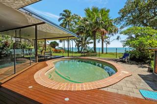 Absolute Beachfront Family Retreat - Holloways Beach - 0
