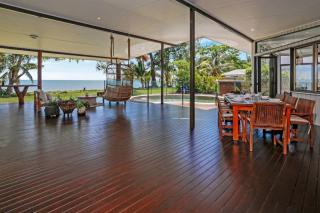 Absolute Beachfront Family Retreat - Holloways Beach - 9
