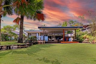 Absolute Beachfront Family Retreat - Holloways Beach - 8