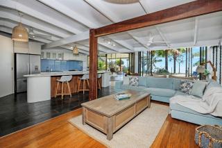 Absolute Beachfront Family Retreat - Holloways Beach - 6