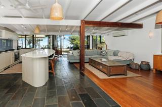 Absolute Beachfront Family Retreat - Holloways Beach - 5
