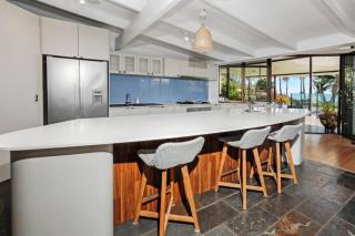 Absolute Beachfront Family Retreat - Holloways Beach - 4