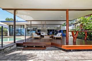 Absolute Beachfront Family Retreat - Holloways Beach - 3
