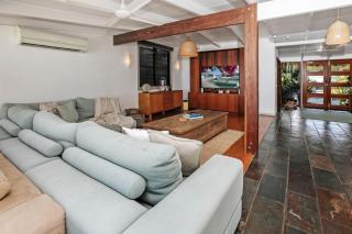 Absolute Beachfront Family Retreat - Holloways Beach - 2