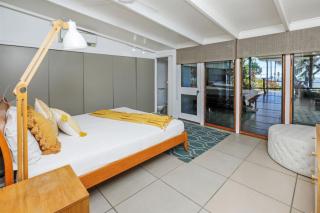 Absolute Beachfront Family Retreat - Holloways Beach - 1