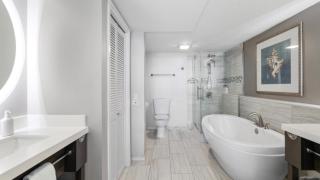 Luxury Oceanfront High Floor at Waikiki Beach Tower - Honolulu - 1