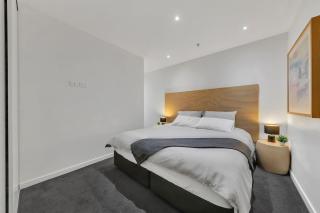 Stylish 2BR City Stay with Full kitchen and Balcony - 7