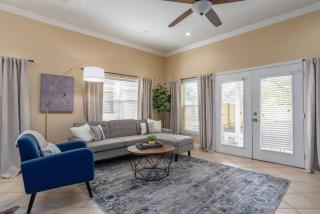 561) Large 3 bedroom with King Bed - 0