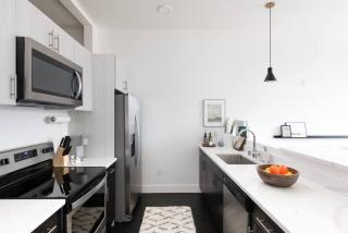 Modern 1BR Apt with Skywalk to Fiserv, Rooftop, and Parking - Milwaukee - 6