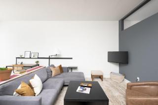 Modern 1BR Apt with Skywalk to Fiserv, Rooftop, and Parking - Milwaukee - 0