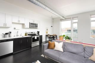 Modern 1BR Apt with Skywalk to Fiserv, Rooftop, and Parking - Milwaukee - 8
