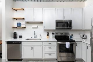 Modern 1BR Close to Fiserv with Parking - Milwaukee - 8