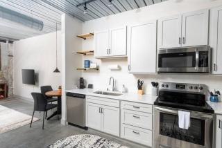 Modern 1BR Close to Fiserv with Parking - Milwaukee - 6