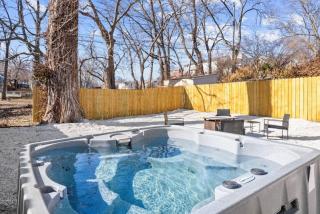 564) Massive 5 bedroom with hot tub Close to Plaza - 9