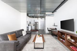 Cozy 1BR Close to Fiserv with Parking - Milwaukee - 3