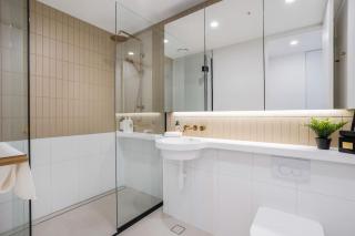 City and Sunrise View 2 Bed 2 Bath above Level 60 next to Skybus - 2