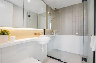 City and Sunrise View 2 Bed 2 Bath above Level 60 next to Skybus - 1