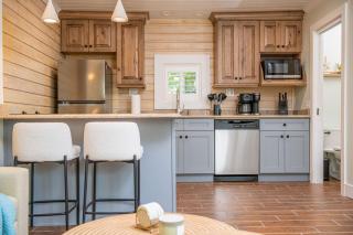 King Bed Step to Madeira Beach Heated Pool Private - 3