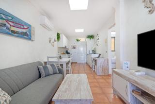 Cozy 2BR Retreat With Big Terrace, Peaceful Stay Minutes Away From the Beach - Arguineguín - 1